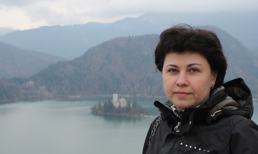 Оладьи с яблоками, финиками и фисташками