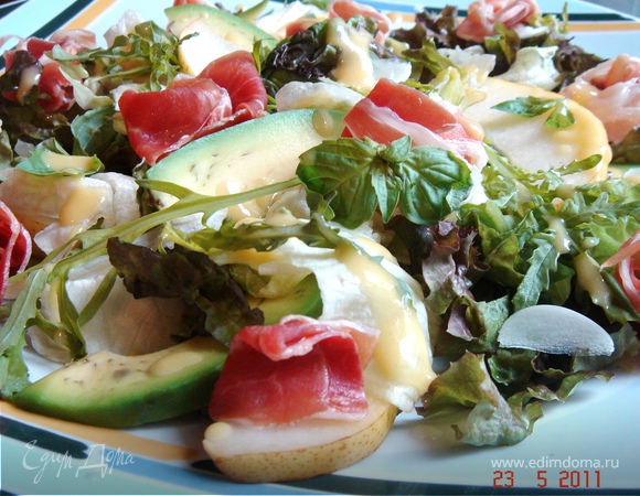 Салат из груш,хамона и авокадо в пряной заливке