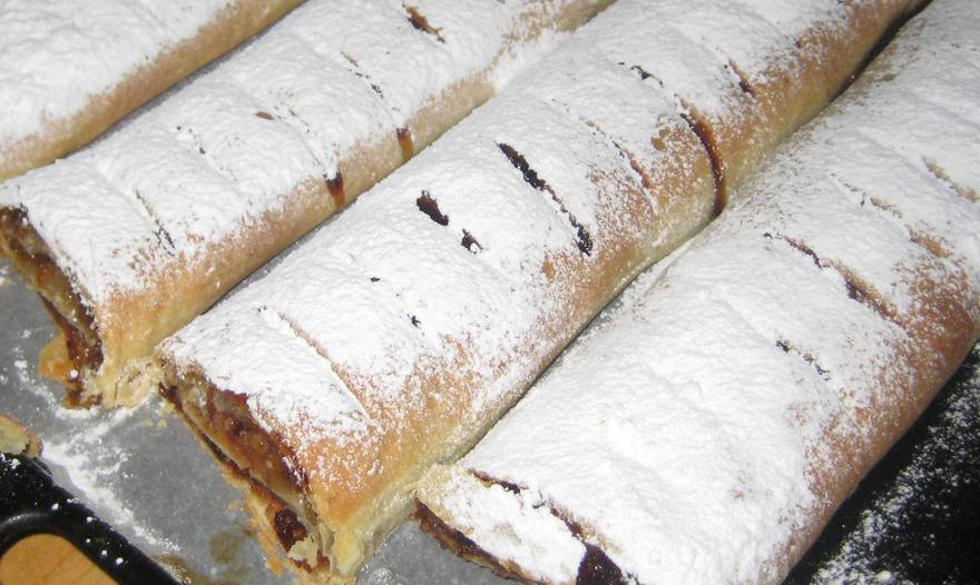 Штрудель с орехами и черносливом