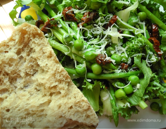 Салат из спаржи с зеленым горошком с мятным соусом