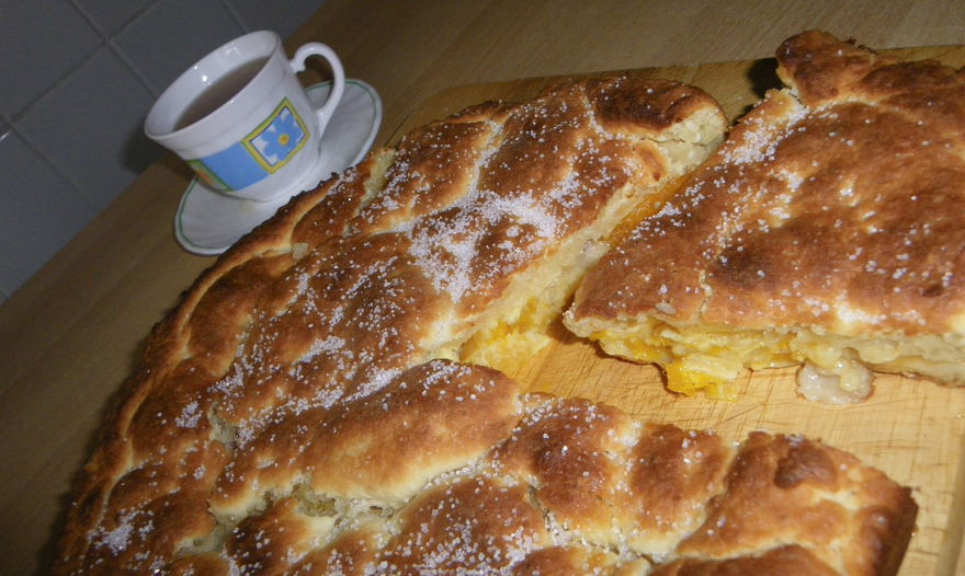 Пирог с творогом и фруктами