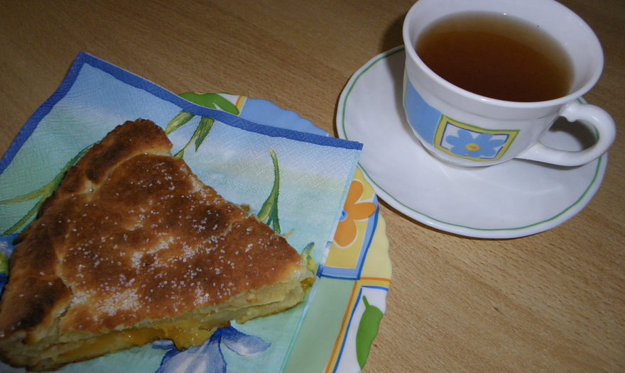 Пирог с творогом и фруктами