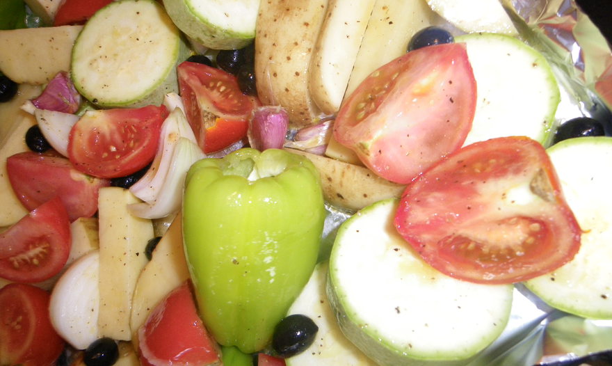 Курица с овощами и маслинами