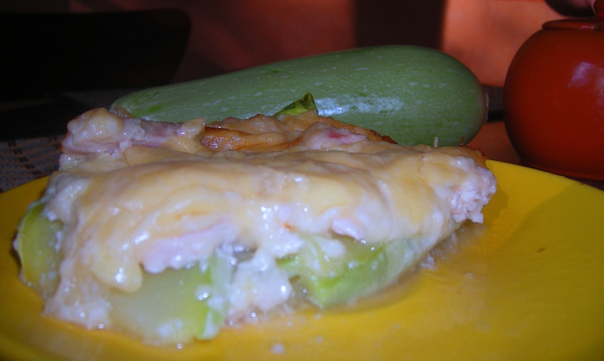 Курица на кабачковой подушке под соусом бешамель с сулугуни