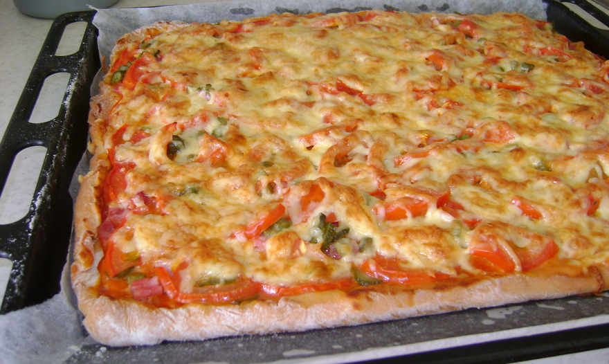 Золотистая пицца с ветчиной