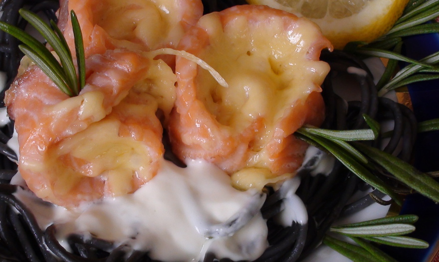 Рулетики из форели на розмариновых шпажках.