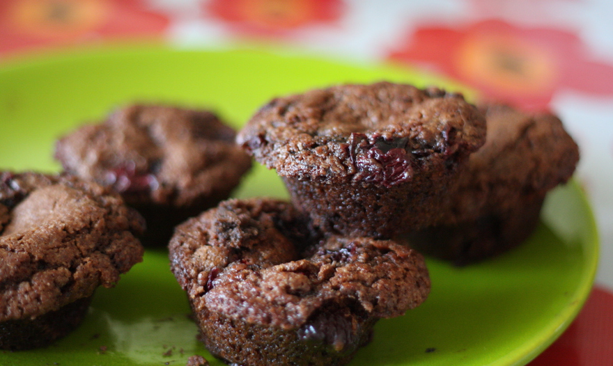 Брауни с земляникой и черникой