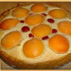 Пирог с абрикосами и черешней