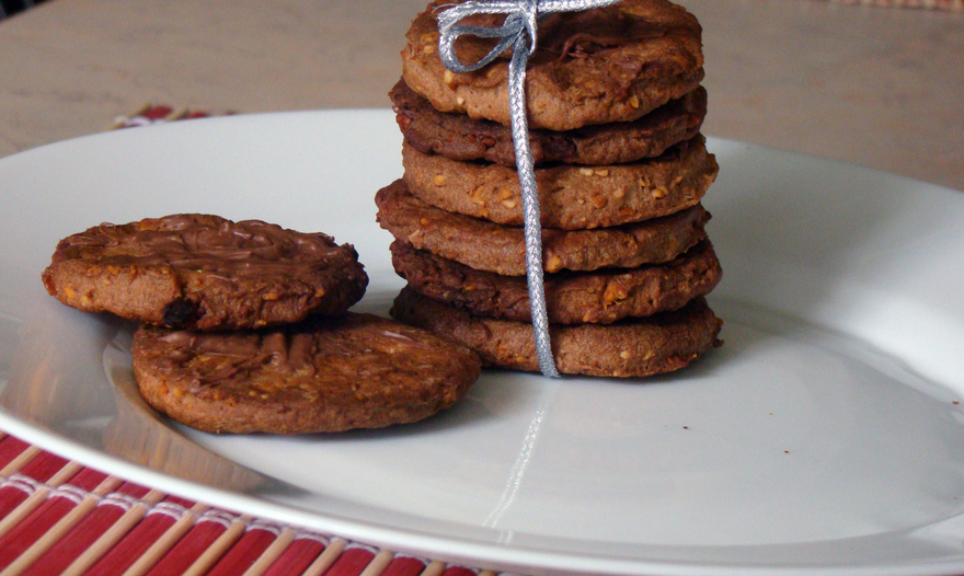 Шоколадное печенье с орехами