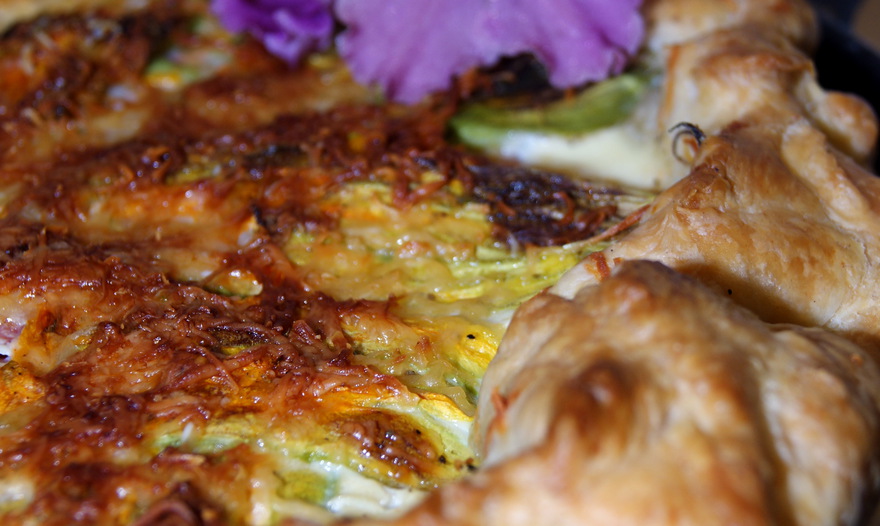 Слоеный пирог с цукини, ветчиной и цветами кабачков