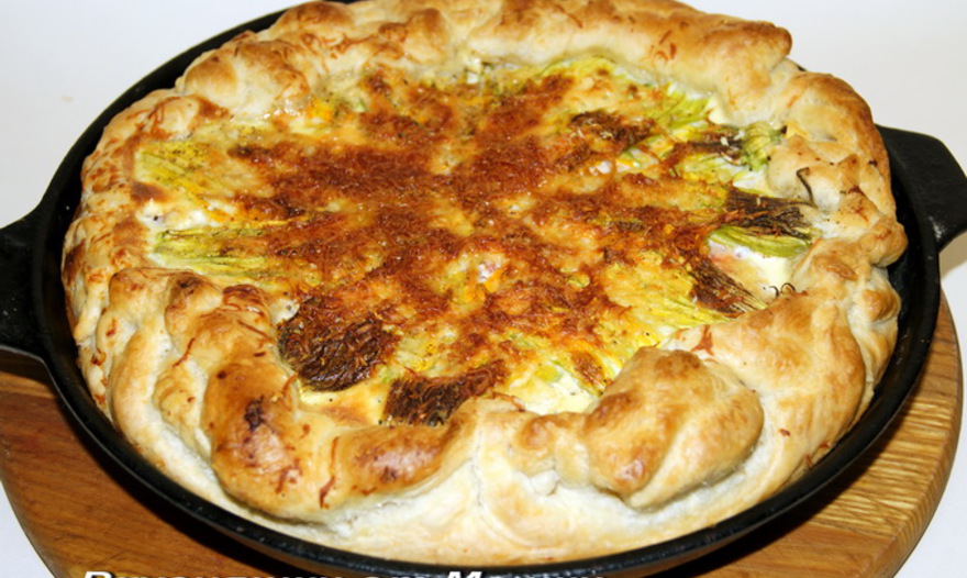 Слоеный пирог с цукини, ветчиной и цветами кабачков