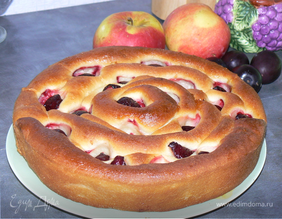Пирог со сливой и яблоком