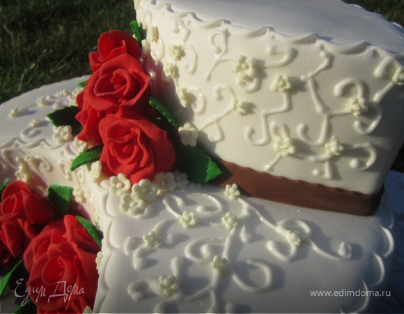 Торт " Красные розы на белом"