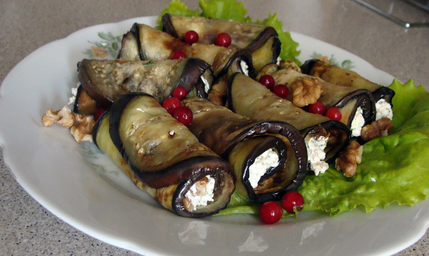 Рулетики из баклажанов с творожной начинкой