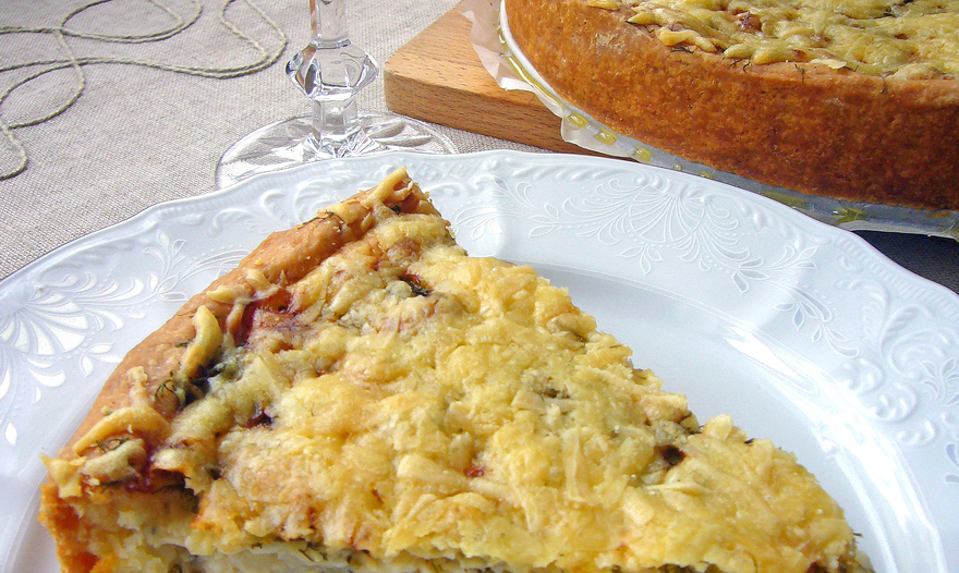 Луковый киш с зеленью и пармезаном