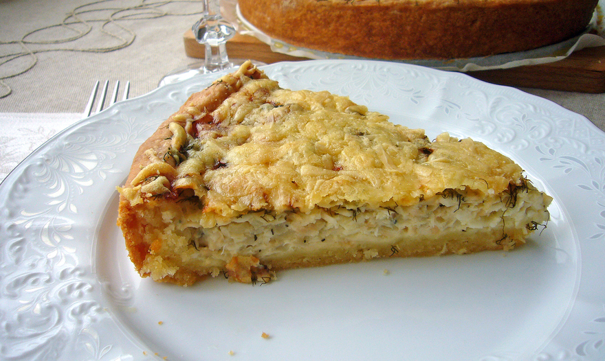 Луковый киш с зеленью и пармезаном