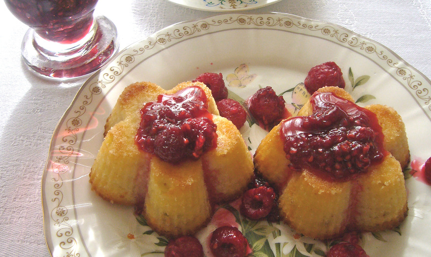 Творожно-рисовые маффины с малиновым соусом