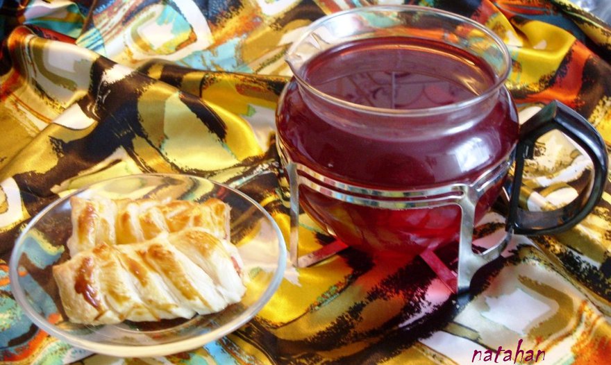 Слойки с колбасой