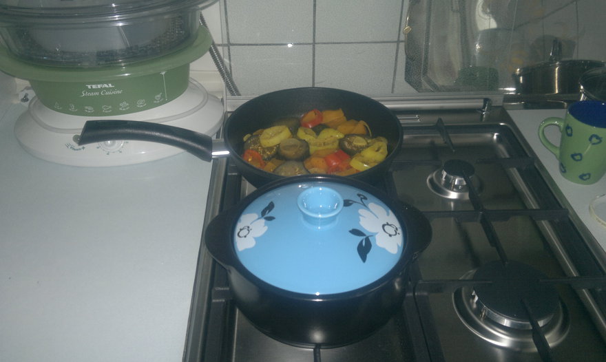 Овощи в индийском стиле и свиной карбонат с уцхо-сунели