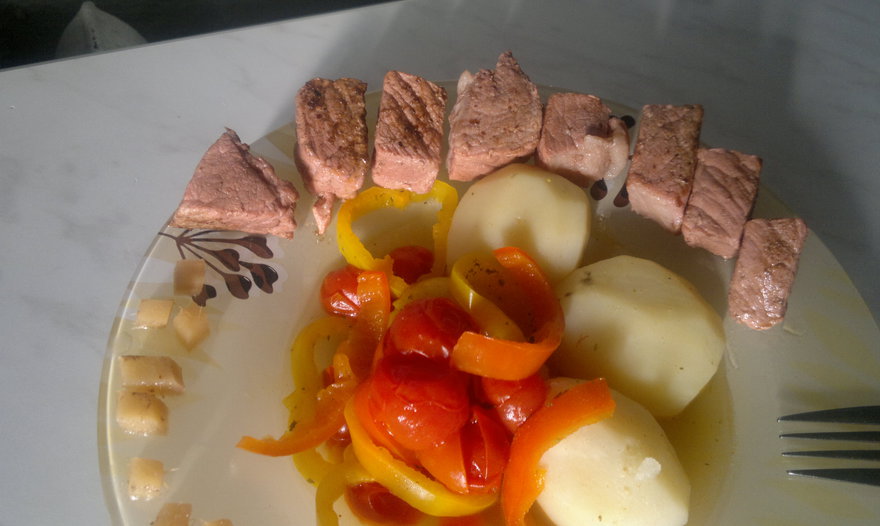 Розовая свинина с сумахом + отварной картофели и тушеные овощи