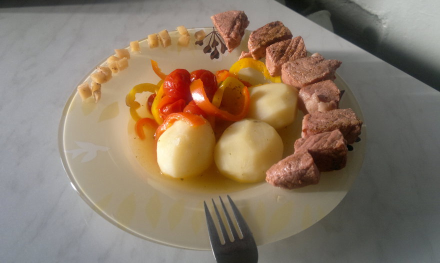 Розовая свинина с сумахом + отварной картофели и тушеные овощи