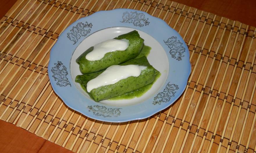 Блинчики из шпината с грибной начинкой и чесночным пюре