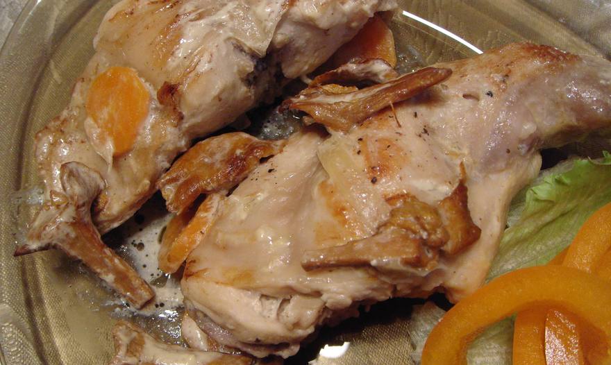 Кролик в сметанной подливе с лисичками