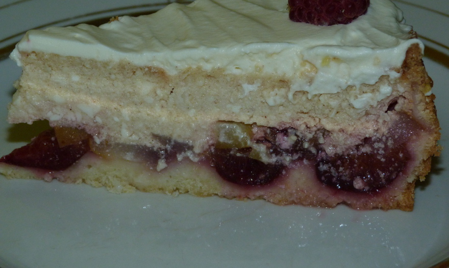 Кейк творожный со сливами, грушами и шоколадом 