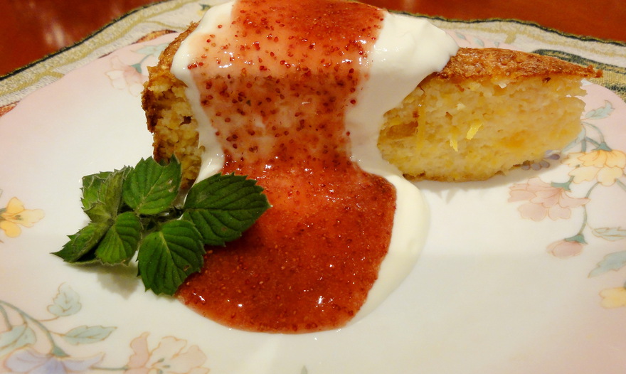 АЛЕВИНЧ (творожно - кукурузная запеканка со сметаной и тертой  земляникой с сахаром)