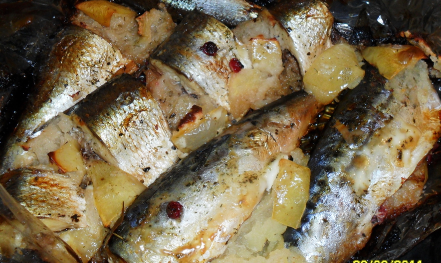 Скумбрия с яблоками