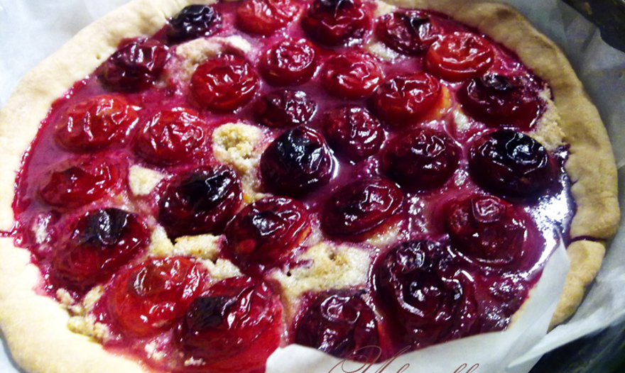 Пирог с марципаном, сливами и земляникой