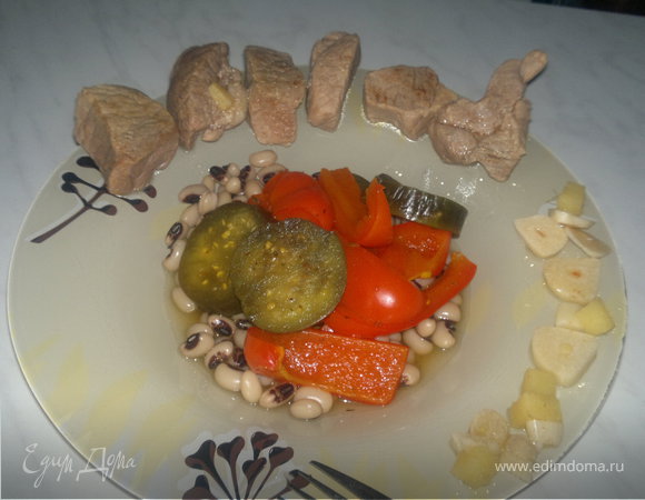 Свинина бальзамик с пикантным соусом и фасолью с овощами