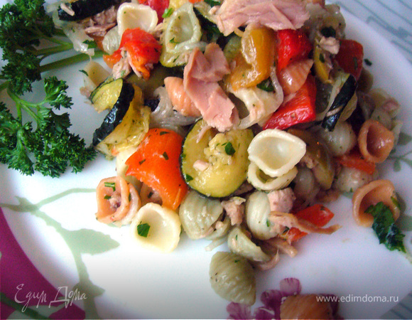 Салат с ракушками "Nordic", овощами и тунцом