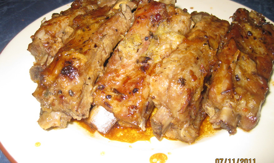 Свиные ребрышки в чесночно-луковом маринаде с карамельным соусом