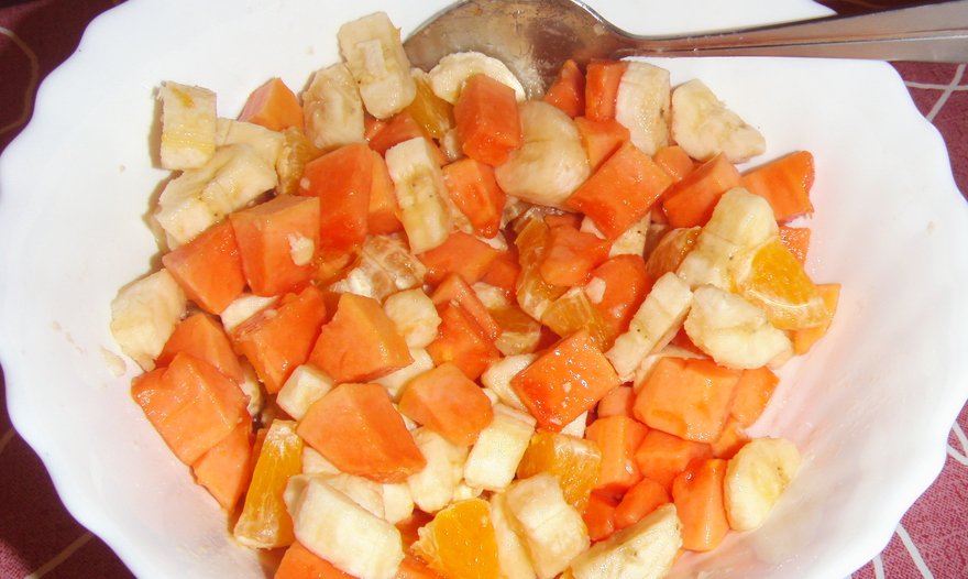 Салат из папайи, бананов и апельсина