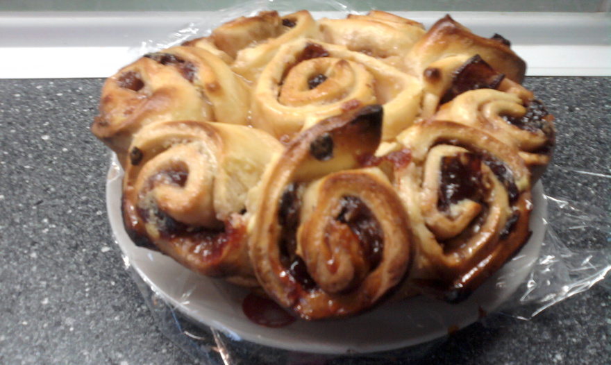 Пирог розочки со сливовым вареньем, сухофруктами и орехами