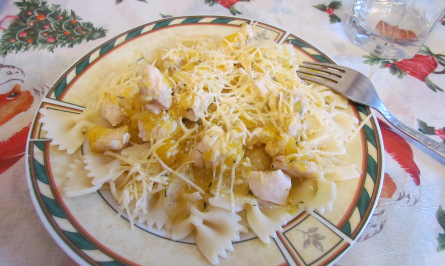 Шарлотка с грушами, изюмом и корицей