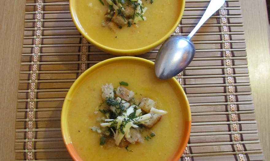 Шарлотка с грушами, изюмом и корицей