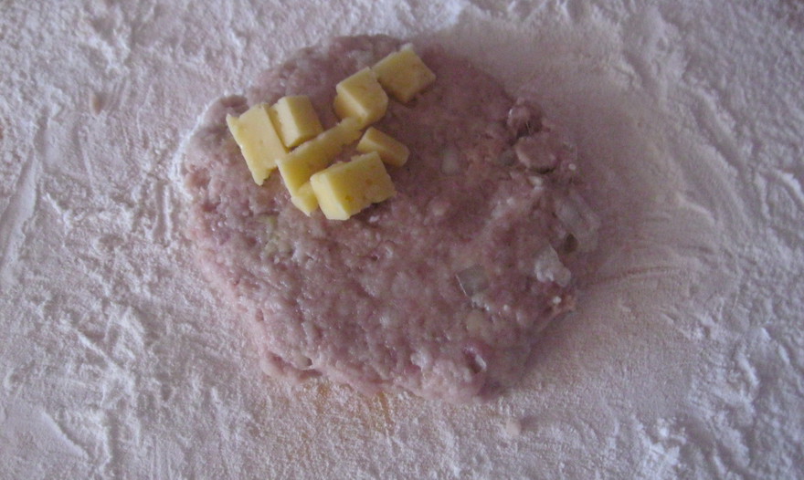 Биточки с сыром под грибным соусом