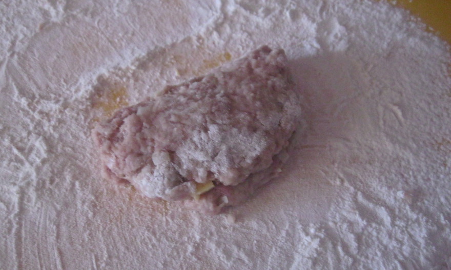 Биточки с сыром под грибным соусом