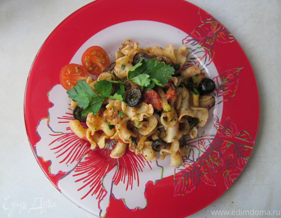 Итальянская паста с овощами и черными маслинами