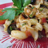 Итальянская паста с овощами и черными маслинами