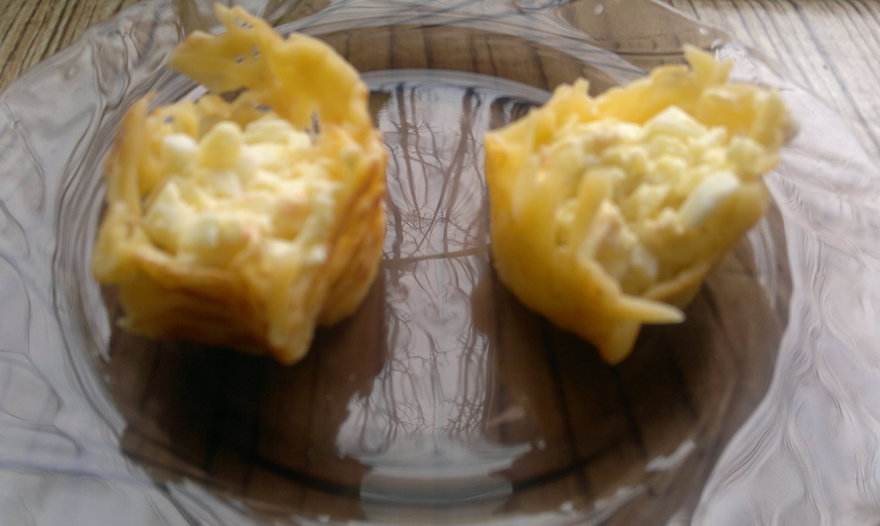 Сырные корзиночки с салатом из мяса криля