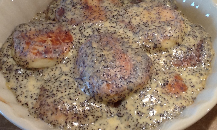 Сырники с изюмом и маковым соусом по-белорусски