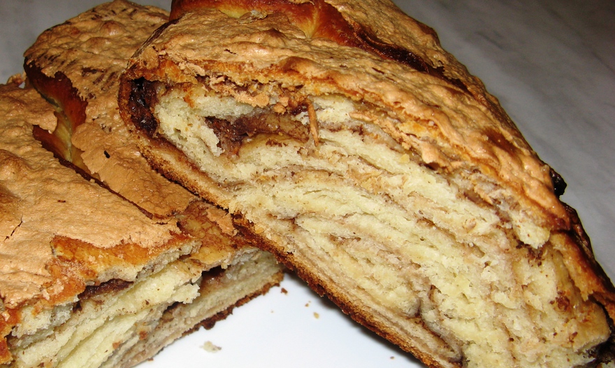 Сдобный рулет под шапкой безе