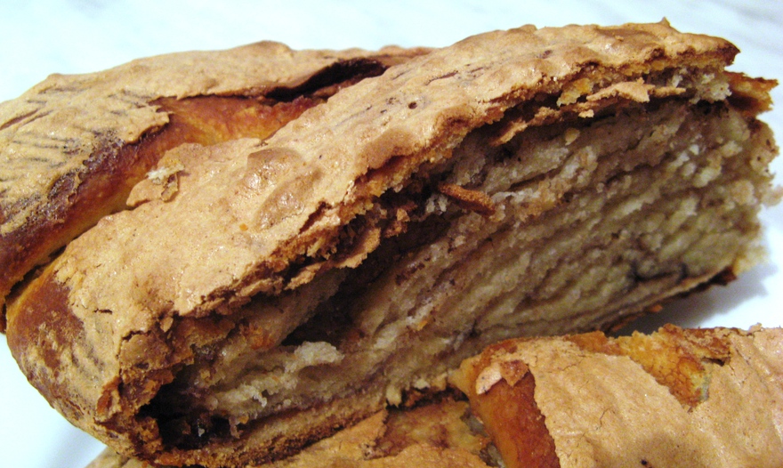 Сдобный рулет под шапкой безе