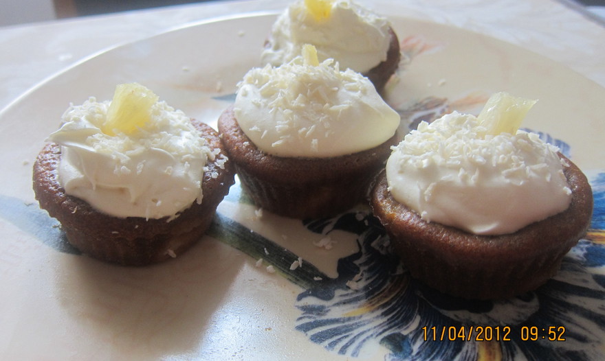 Ананасовые капкейки с ванильно-кокосовым кремом