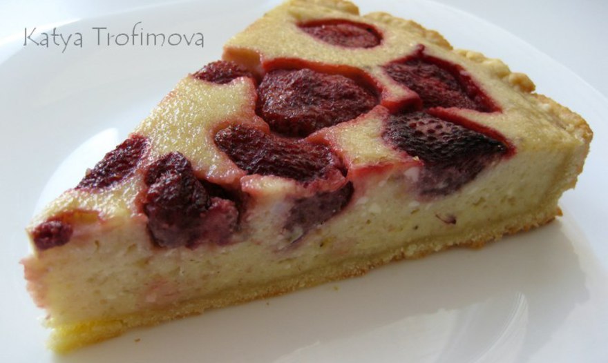 Бананово-клубничный пирог с творогом