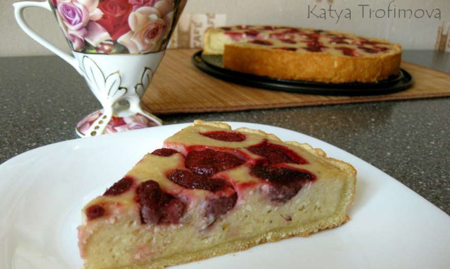 Бананово-клубничный пирог с творогом