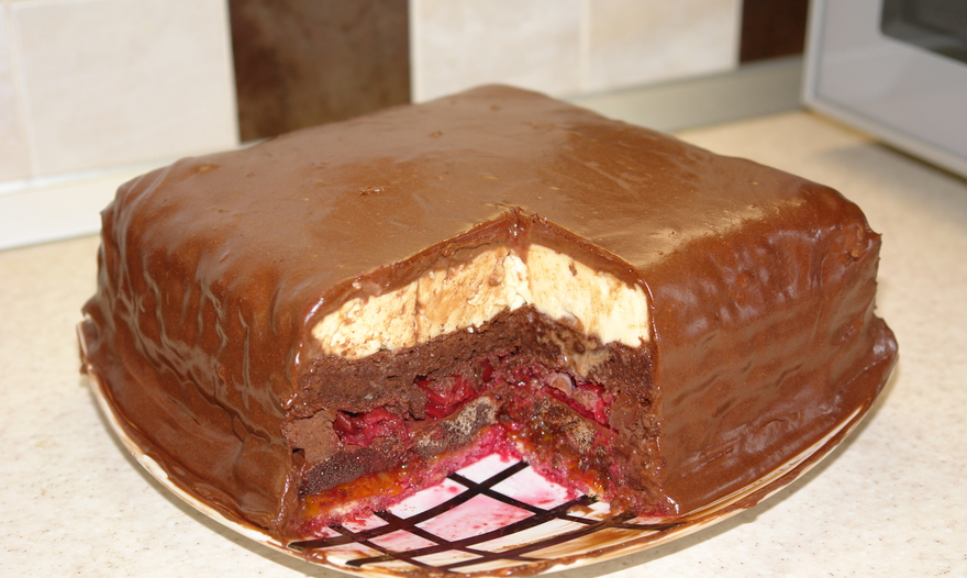 Шоколадный торт с пьяной вишней